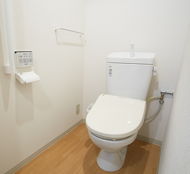 自室にウォシュレット付トイレ。緊急ボタンも設置